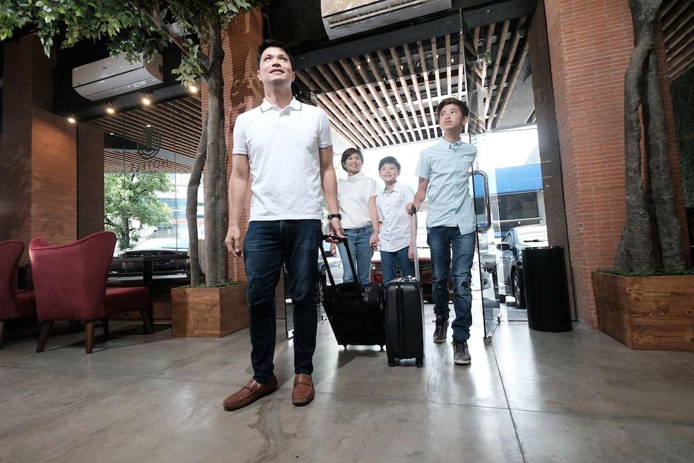 U Hotels Makati Makati City Bagian luar foto